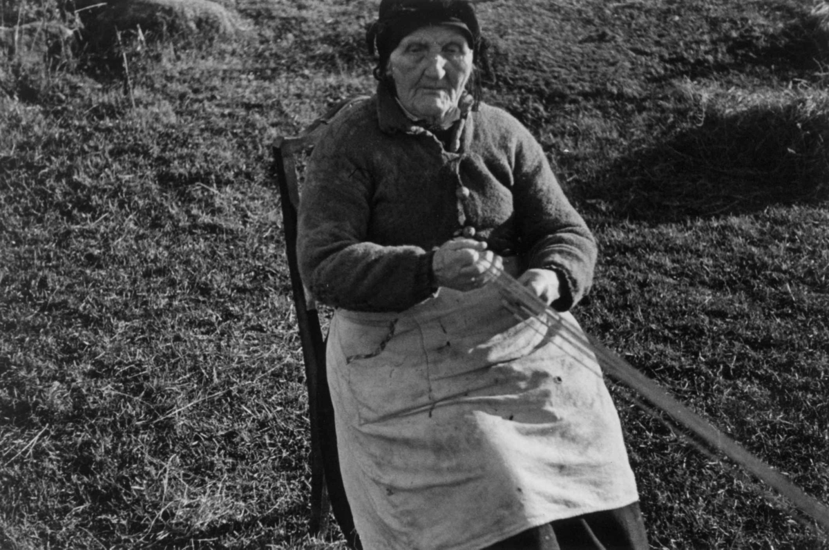 Anna Grostøl, Bondekone Kristi Espeli lager snor til å ha nederst på stakk og kjoler. Åseral, Vest-Agder 1943.