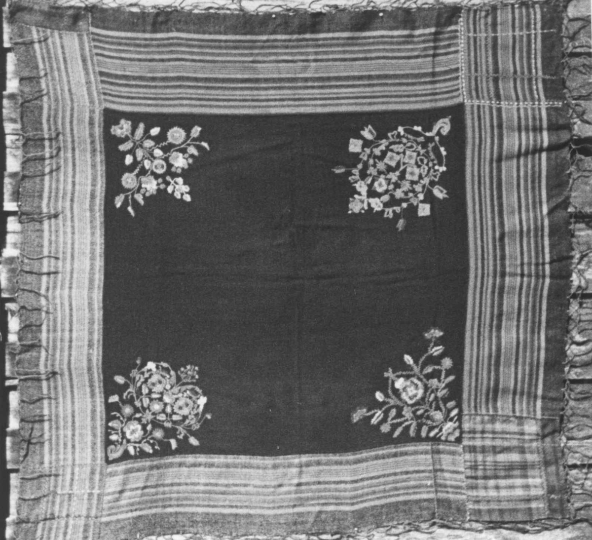Anna Grostøl, Detalj av sjal spunnet, vevd og brodert av søstrene Siri og Marit Nordgard. Åseral, Vest-Agder 1943.