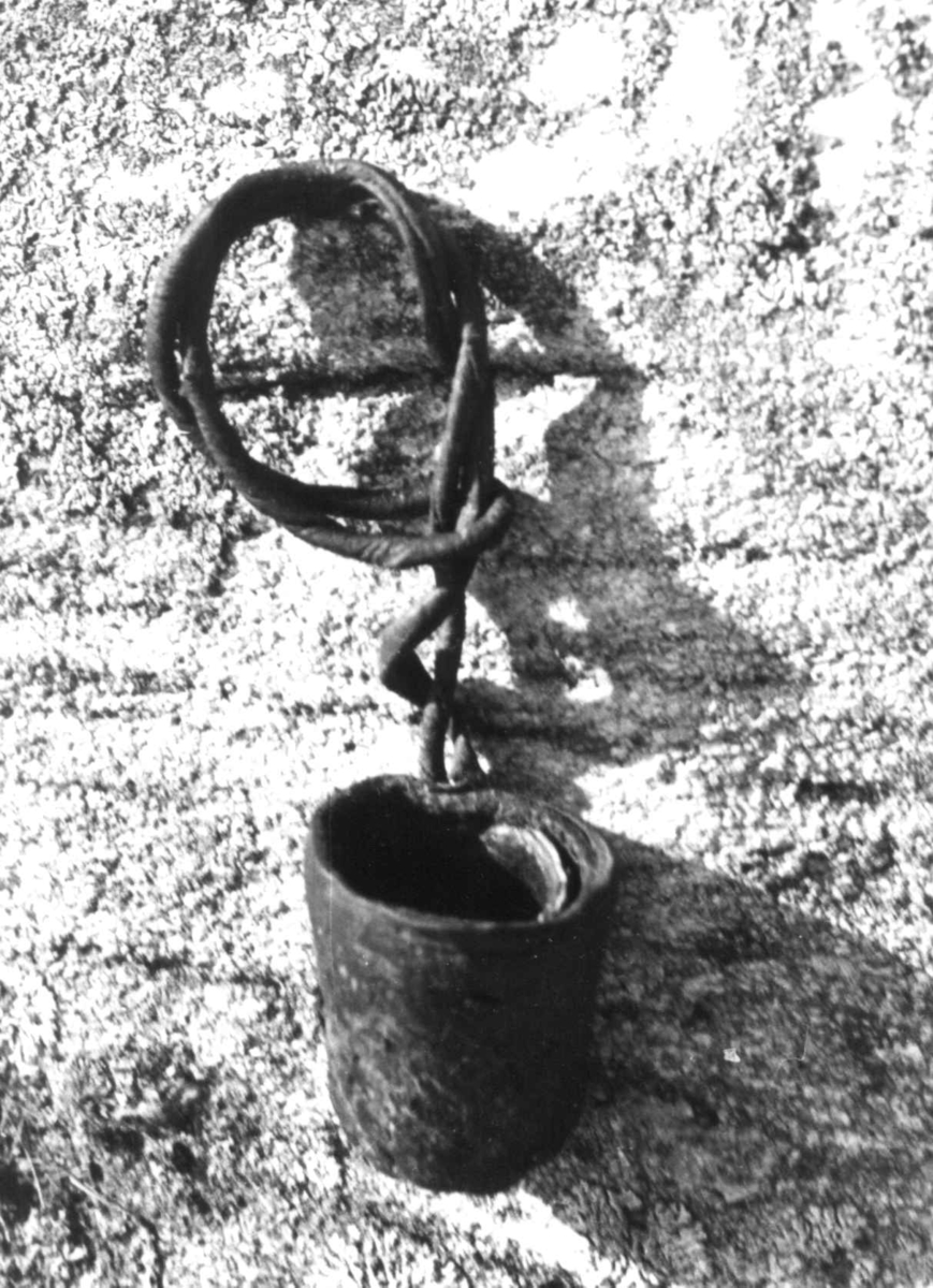 Anna Grostøl, Fingerbøl med reim. Lyngen, Troms 1947.