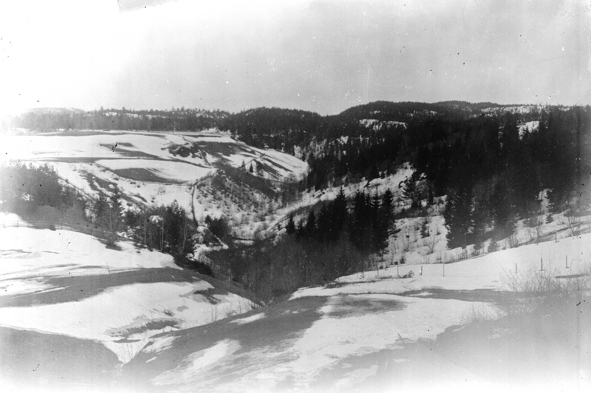 Juliane Fredrikke Langberg, Landskap, fra Hurum eller Rakkestad (ant.), utsyn over landlig område med skog og åpne partier vinterstid. Fotografens svoger var sokneprest disse stedene. Fra malerinne Juliane Fredrikke Langbergs (1856-1930) samling, tatt ca.1895-1910 med motivkrets slekt og venner samt steder tilknyttet samvær m…