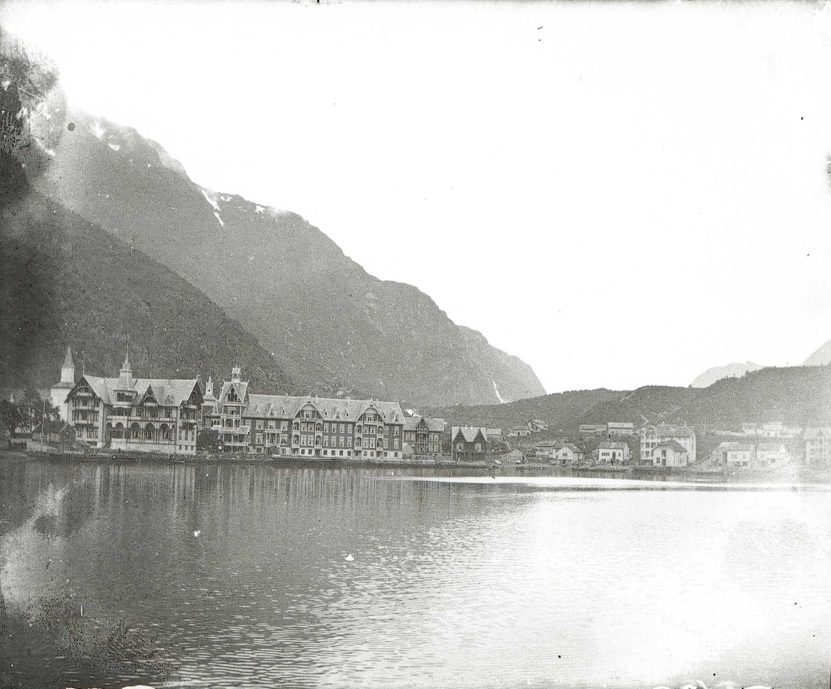 Tom Kent, Bilde fra sjøen mot Hotell Hardanger og Odda.