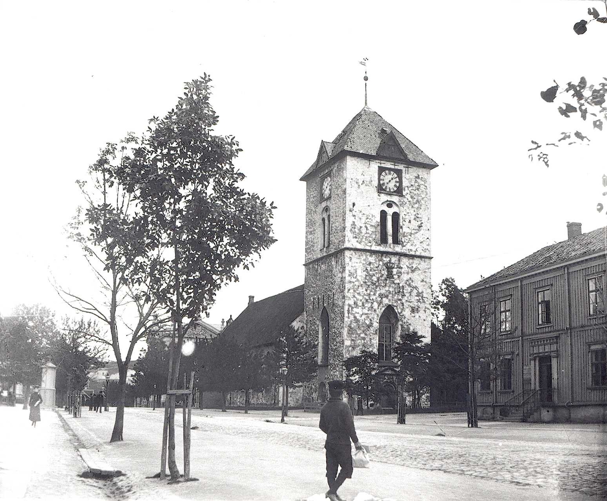 Tom Kent, Kirke i Trondheim ved gate med allé. Gutt krysser gata. (Vår Frue kirke (Mariakirken) )