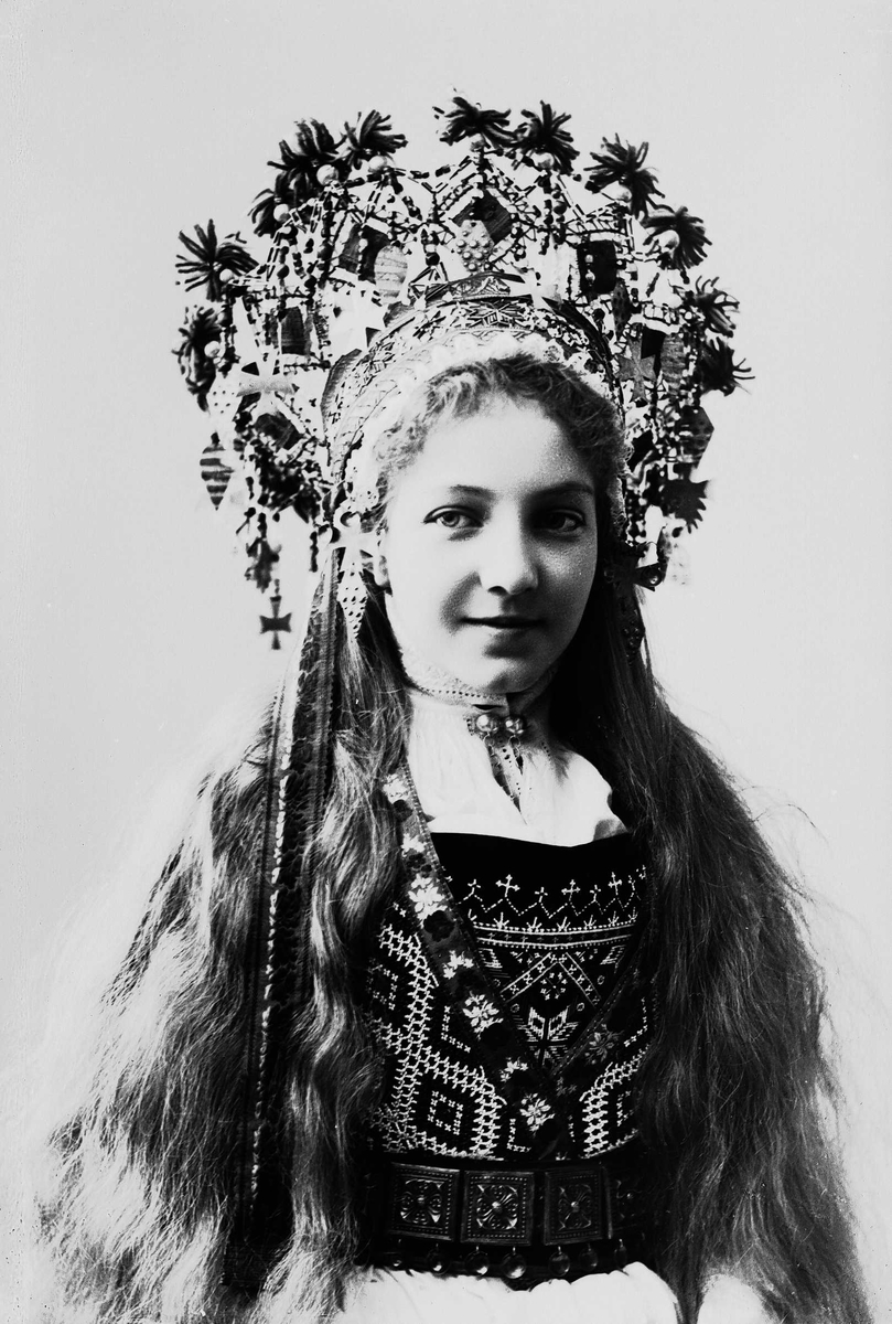 Solveig Lund, Studiofotografi av kvinne med brudedrakt og brudekrone. Utslått hår. Hofteutsnitt.Frontalt vendt. Ser ut av bildet.
