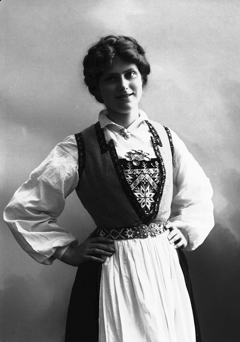Solveig Lund, Studioportrett av kvinne i drakt med oppsatt hår.