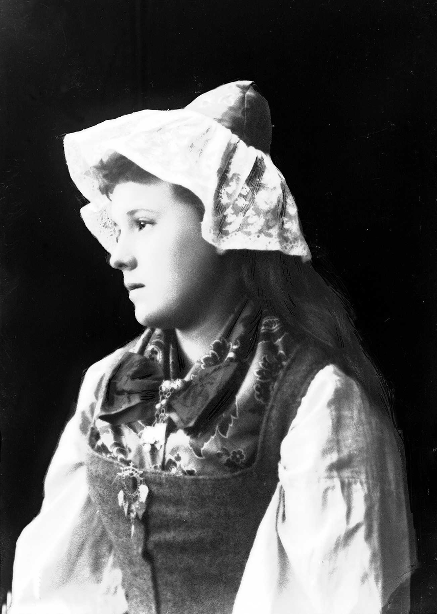 Solveig Lund, Studioportrett av kvinne i drakt og hodeplagg.