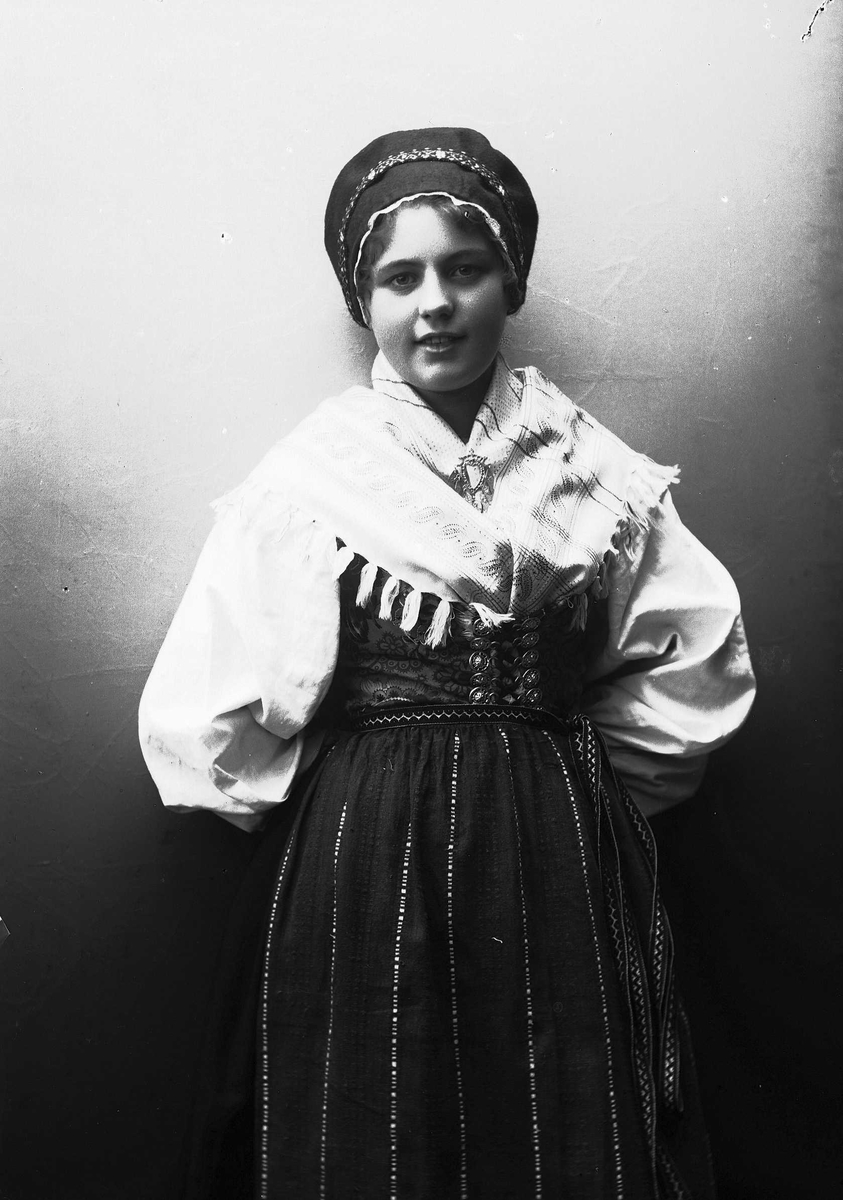 Solveig Lund, Studioportrett av kvinne i drakt og hodeplagg.