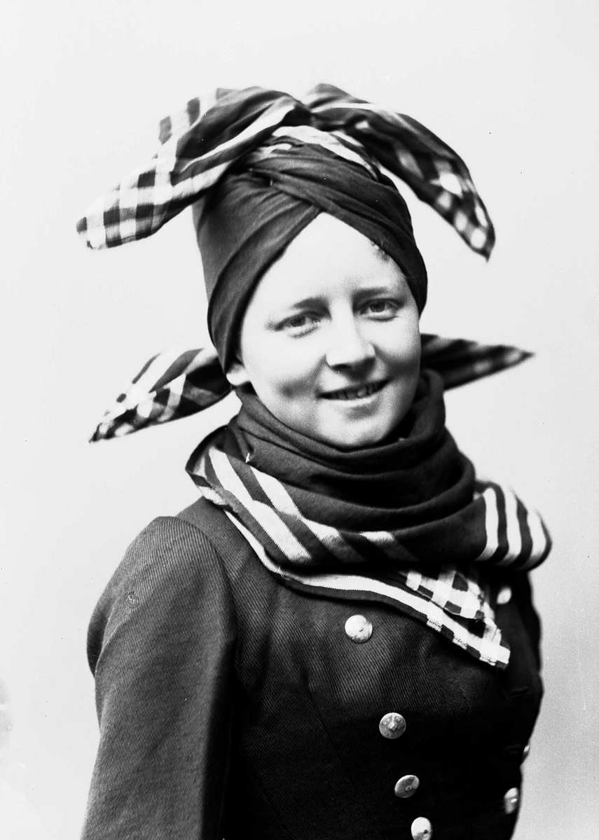 Solveig Lund, Studioportrett av kvinne i drakt, sjal og lue.