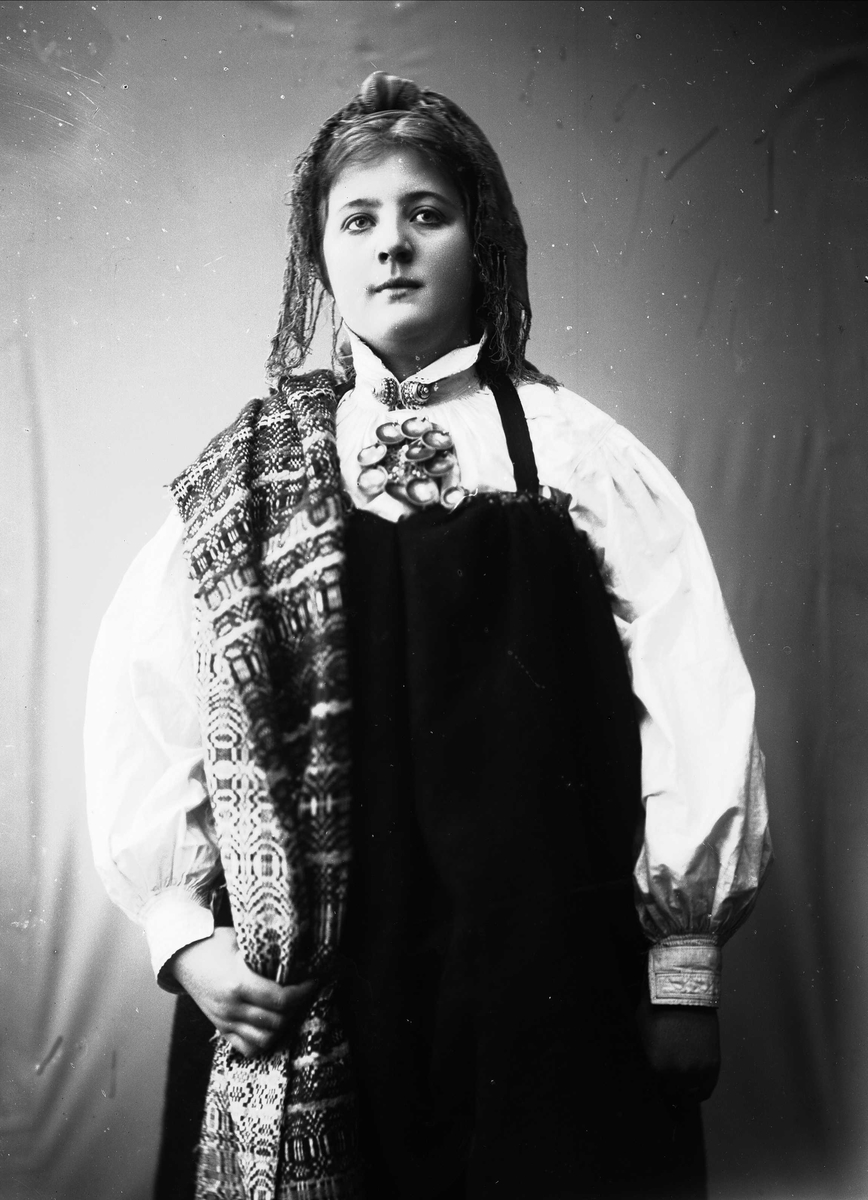 Solveig Lund, Studioportrett av kvinne i drakt og skaut.