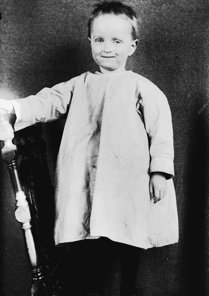 Axel Quinsgaard Wiborg, Portrett av gutt på stol, Digerud, Frogn, Akershus, 1907. Fotografens tekst sier dette er Axel Q. Wiborg, men jfr. med andre bilder passer dette bedre med Halvor Nicolai.