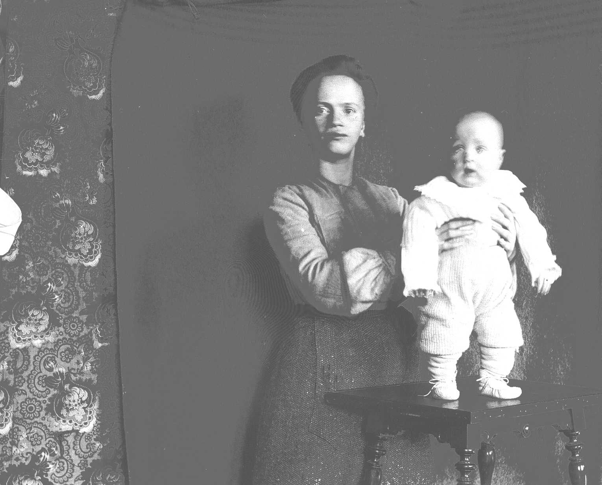 Axel Quinsgaard Wiborg, Kvinne med barn, Margrethe Q. Wiborg med Halvor Nicolai, Munkedamsveien 3, Oslo, 1903.