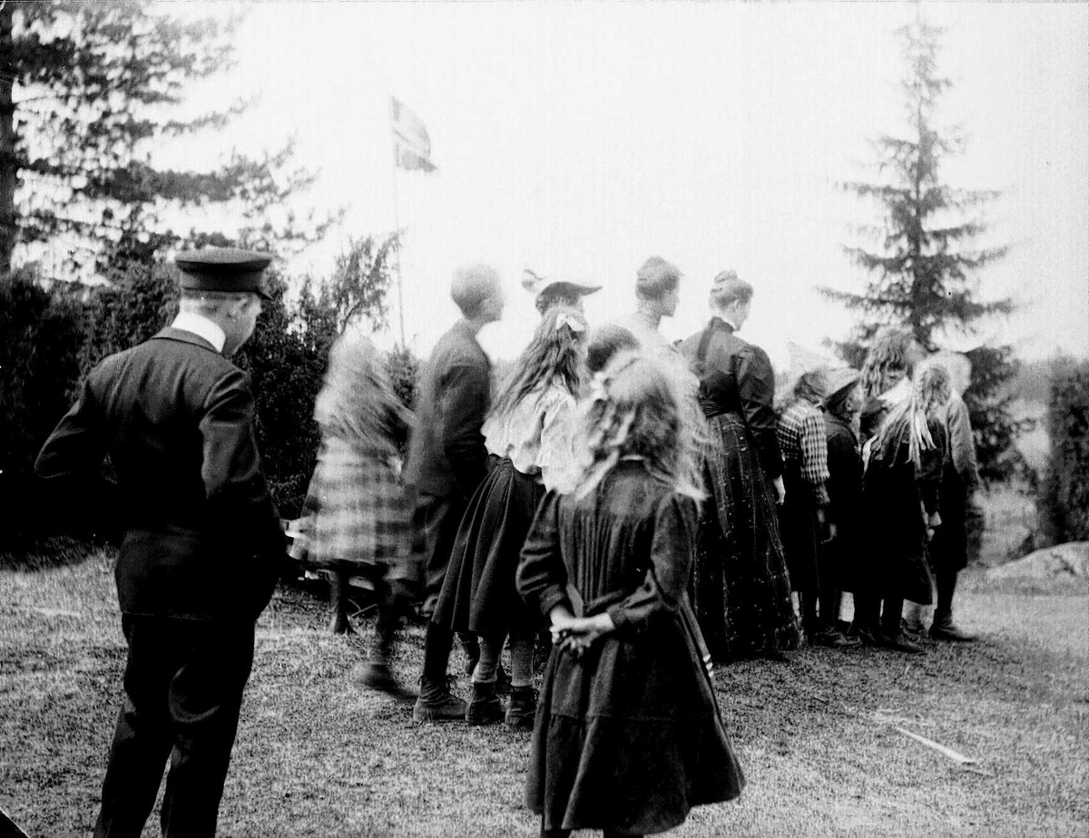 Axel Quinsgaard Wiborg, Gruppe med barn og tre kvinner i skogen, ukjent sted.