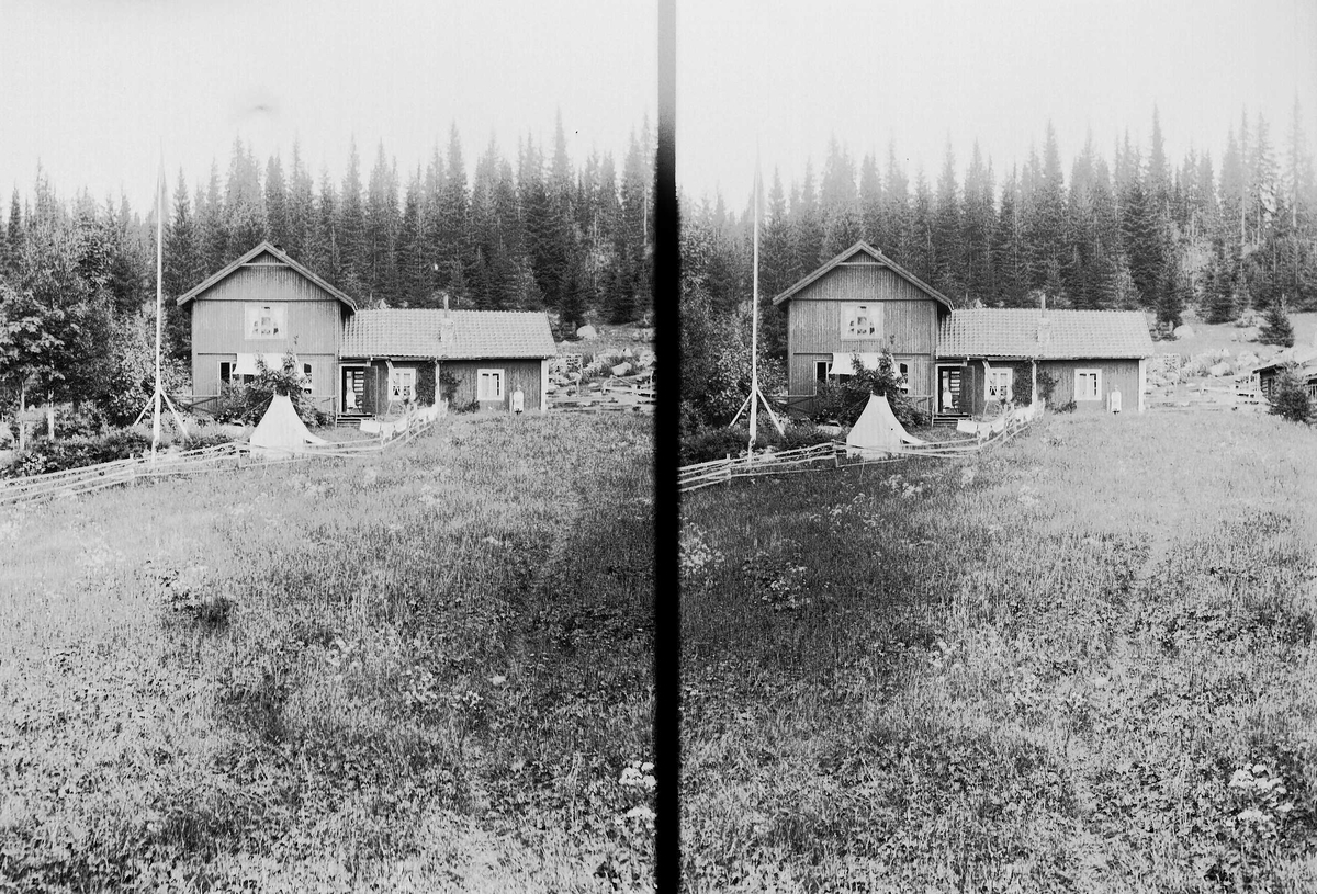 Axel Quinsgaard Wiborg, Hus på Holoa seter, Hadeland, Jevnaker, Oppland, 1903. Gudrun og Karen Q. Wiborg utenfor.