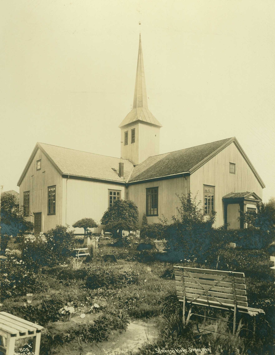 Anders Beer Wilse, Strømsø kirke, Drammen, Buskerud. I forgrunnen park (kirkegård?) med benker.