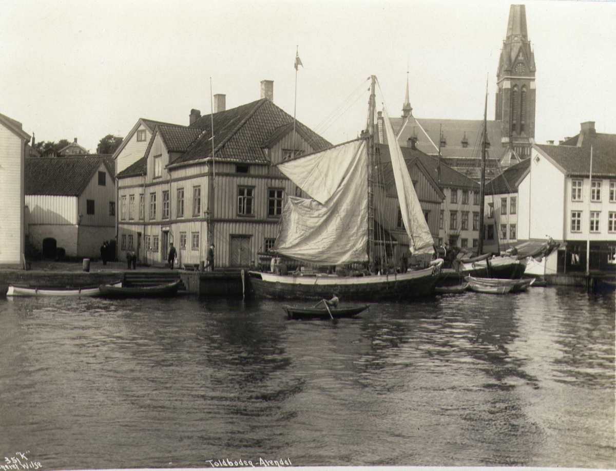 Anders Beer Wilse, Parti fra Arendal med tollboden, Arendal, Aust-Agder, 1912. I forgrunnen Pollen, i bakgrunnen Trefoldighetskirken.