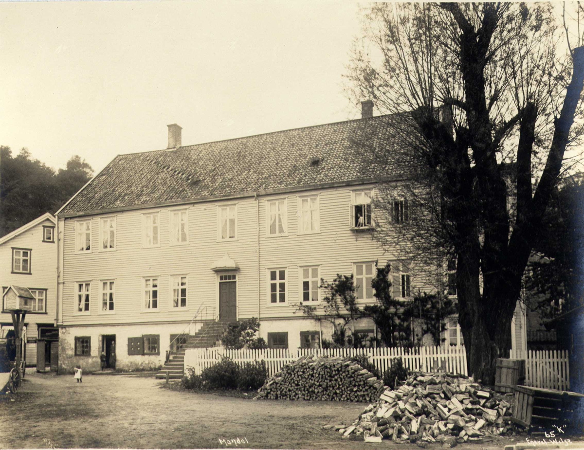 Anders Beer Wilse, Bygård med telegrafkontor, Mandal, Vest-Agder. Fotografert 1912.