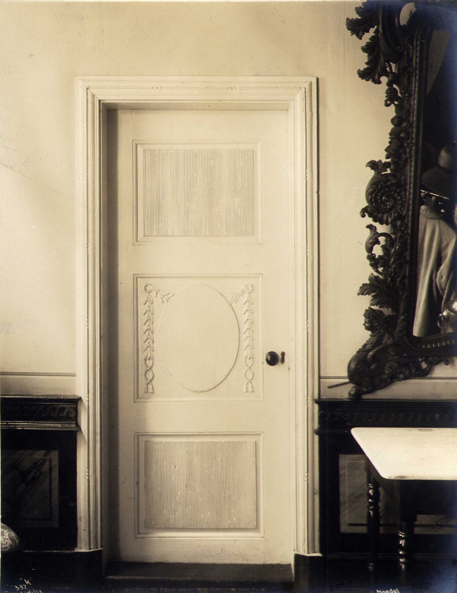 Anders Beer Wilse, Dør samt detalj av speilramme, Halse, Mandal, Vest-Agder. Fotografert 1912. Konsul Bugges villa.