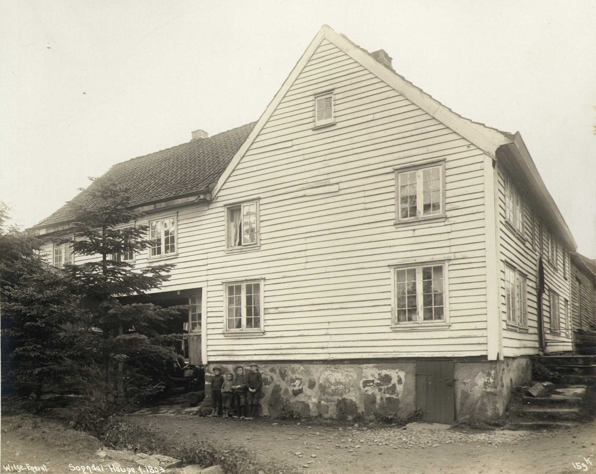 Anders Beer Wilse, Sogndal Gamle Lensmannsgård, Hauge, Sokndal, Rogaland. Bygget 1803. Fire gutter foran huset. Fotografert 1912.