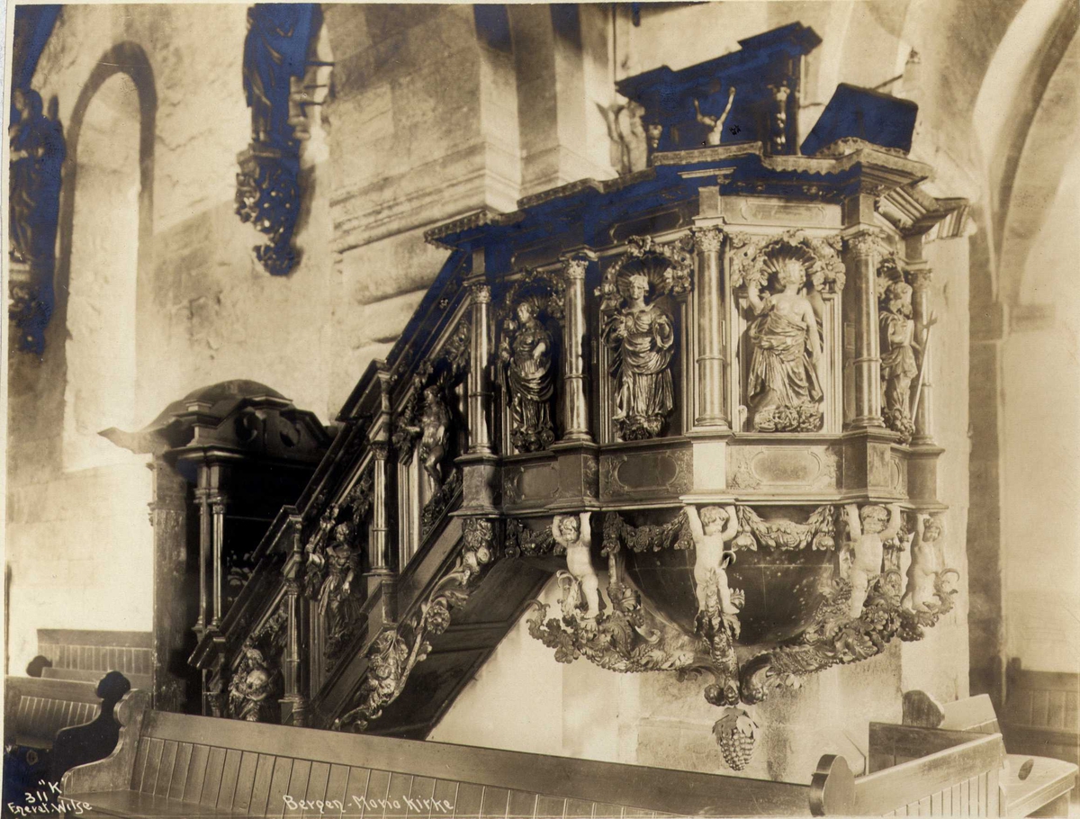 Anders Beer Wilse, Prekestol, Mariakirken, Bergen, Hordaland. Fotografet 1912.