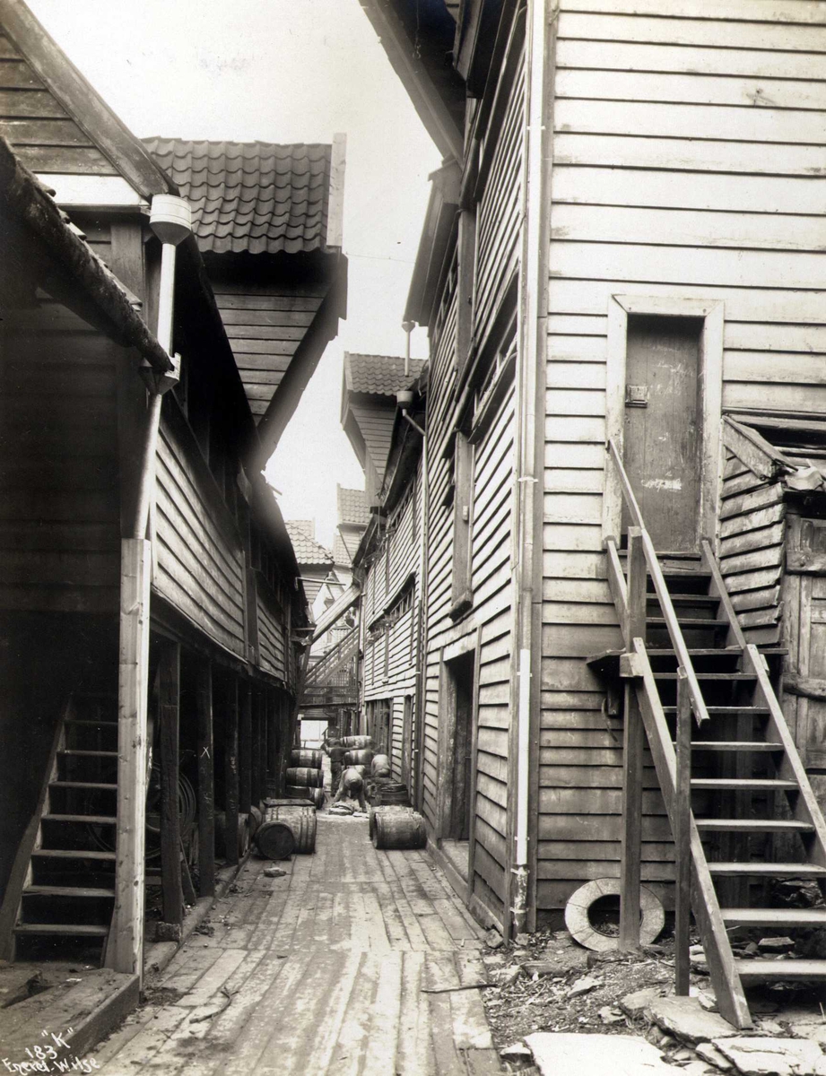 Anders Beer Wilse, Bredsgården, Tyskebryggen, Bergen, Hordaland. Lagrede tønner. Fotografert 1912.