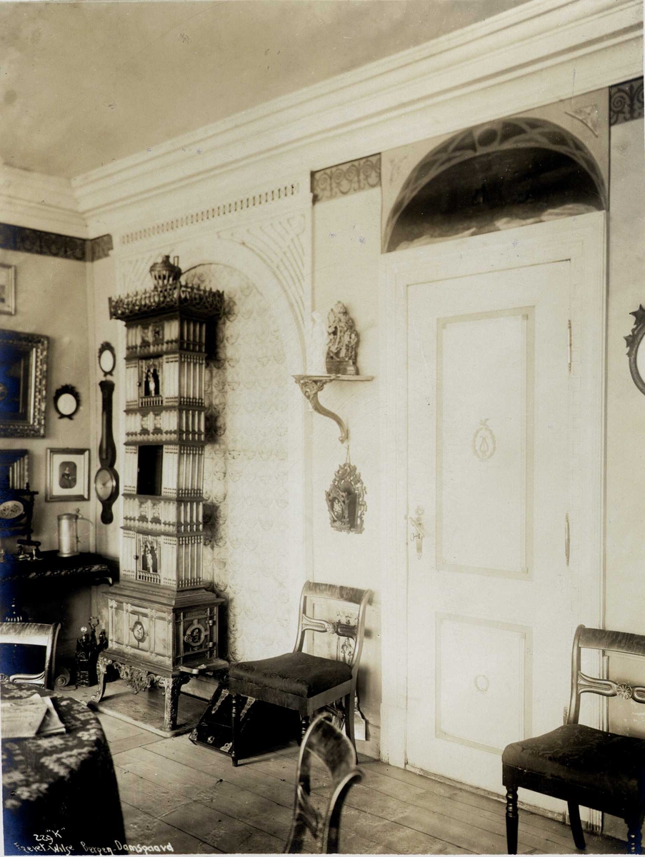 Anders Beer Wilse, Stuens interiør, Damsgård hovedgård, Bergen, Hordaland. Fotografert 1912.