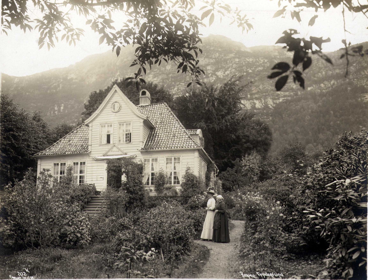 Anders Beer Wilse, Trevilla med hage, Frydenlund, Bergen, Hordaland. Fotografert 1912.