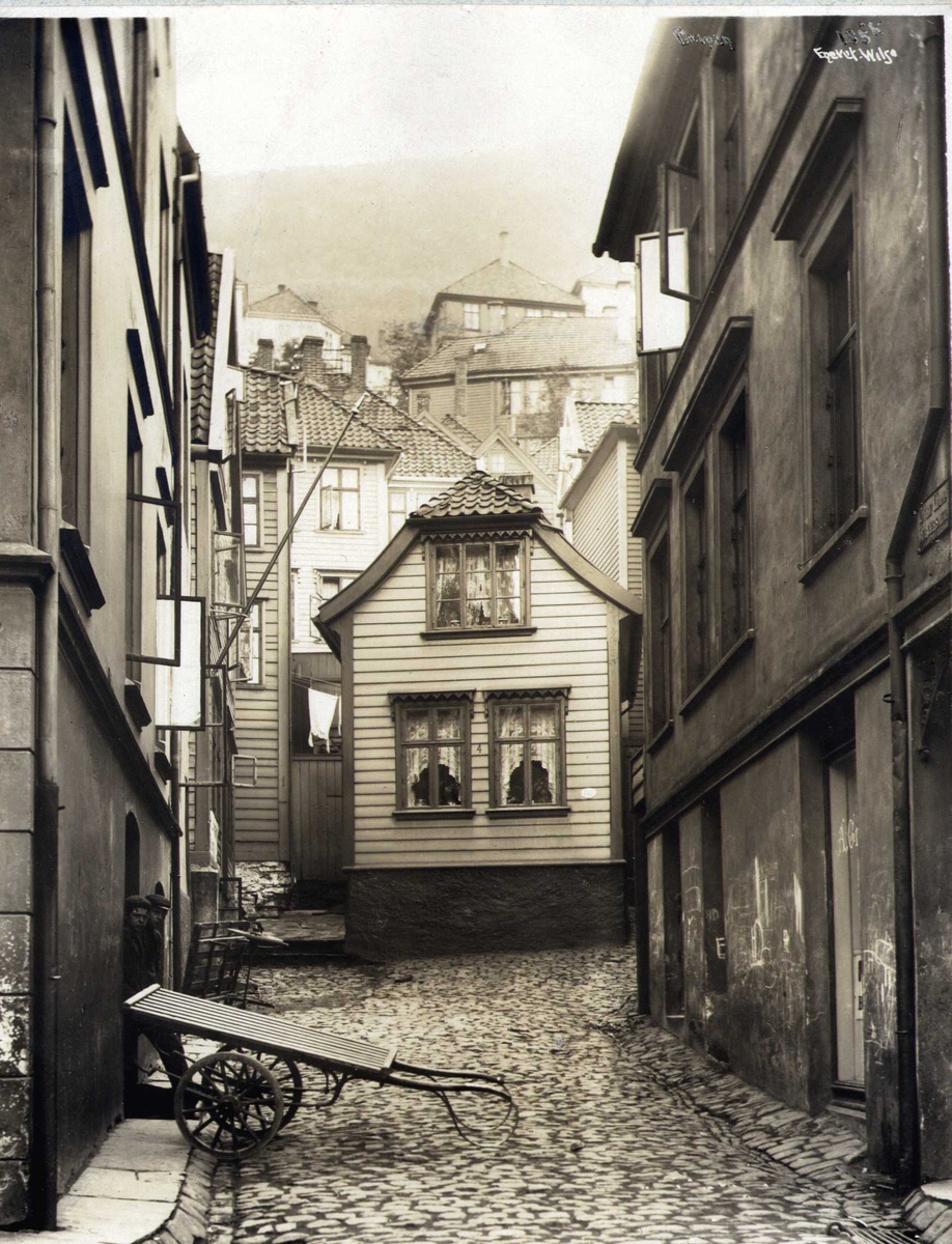 Anders Beer Wilse, Gateparti med trehusbebyggelse, Bergen, Hordaland. Fotografert 1912.
