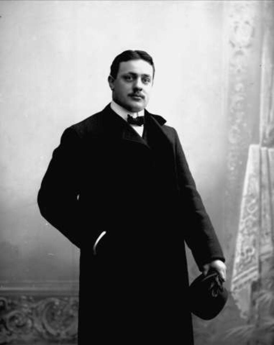 Gustav Borgen, Portrett, mann i mørk dress. Herr Hartman.