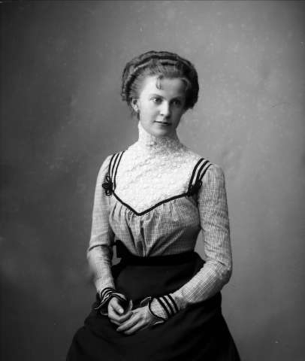 Gustav Borgen, Portrett, kvinne i rutete kjoleliv. Frøken Ringnæs.