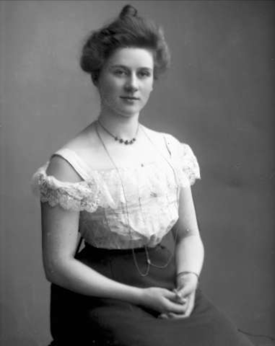 Gustav Borgen, Portrett, kvinne i bluse og skjørt. Sigrid Nicolaysen.