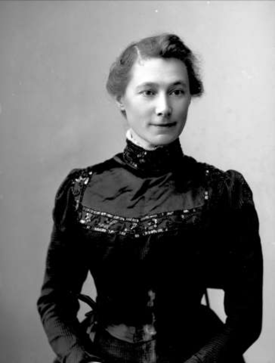 Gustav Borgen, Portrett, kvinne i svart kjole. Frøken Margrethe Nielsen.
