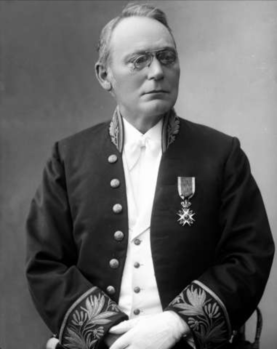 Gustav Borgen, Portrett, assessor Lauritz Birkeland (1839-1922), i uniform for høyesterettsassessorer, fotografert mellom 1896 og 1904.