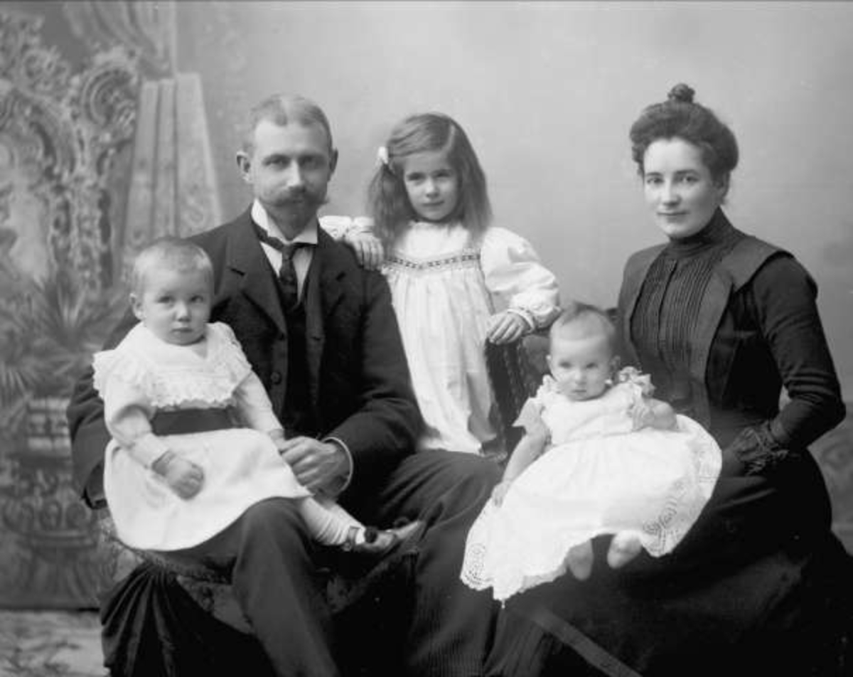 Gustav Borgen, Gruppeportrett, ektepar med tre barn i lyse klær. Halvdan Berg med familie.