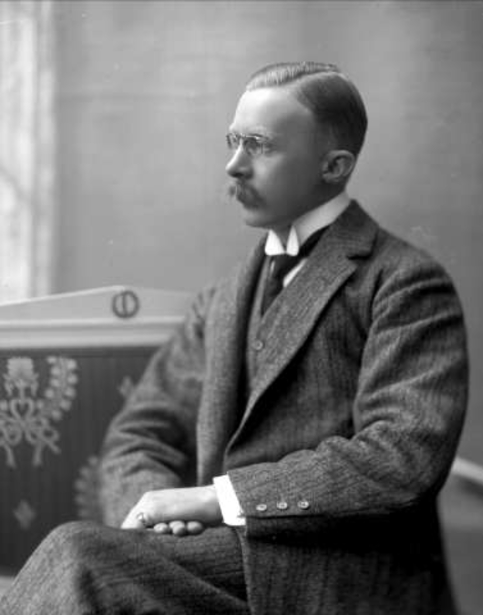 Gustav Borgen, Portrett, mann med briller og bart. Konsul Berck.
