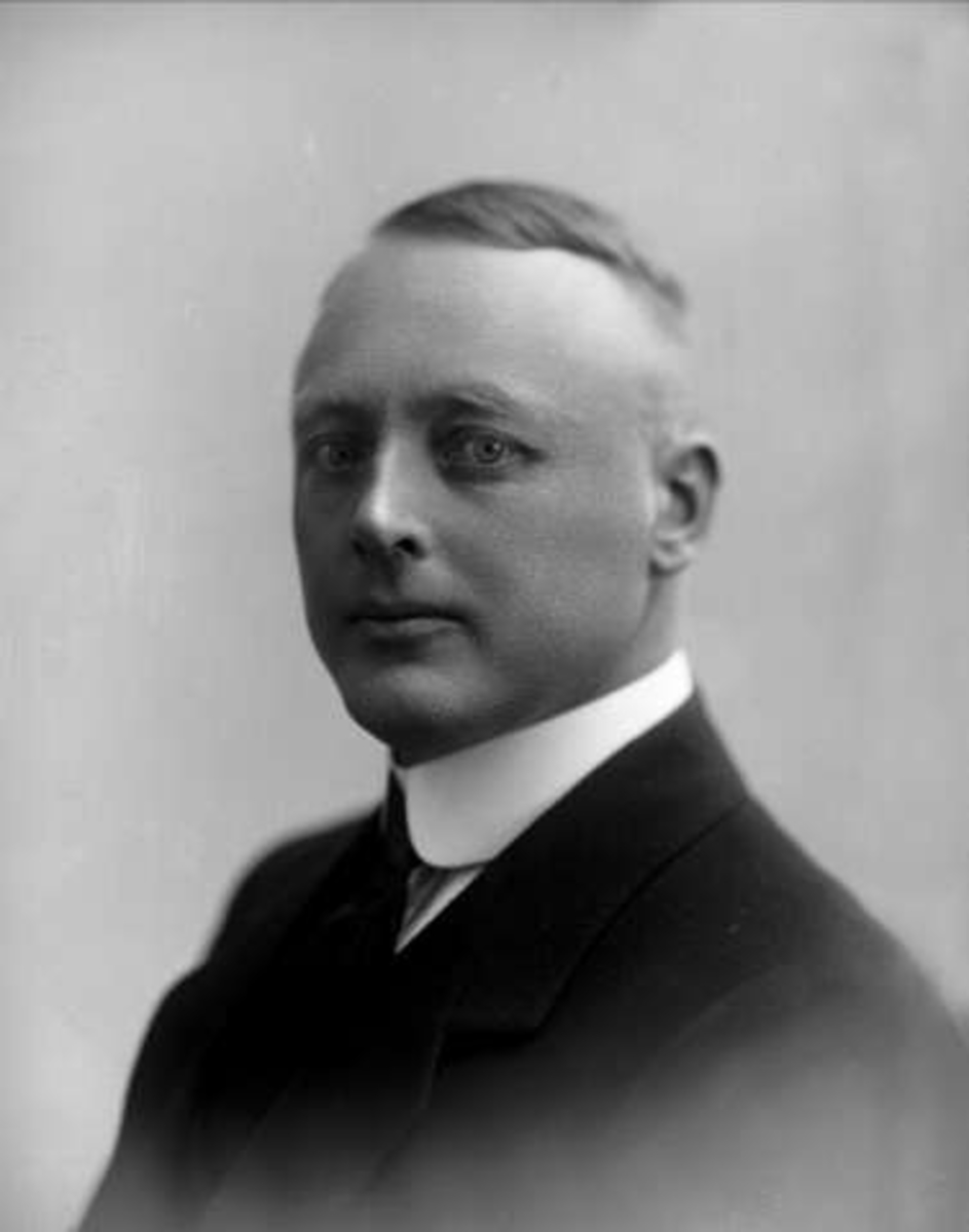 Gustav Borgen, Portrett, mann i dress. Hr ingeniør Sigholt.
