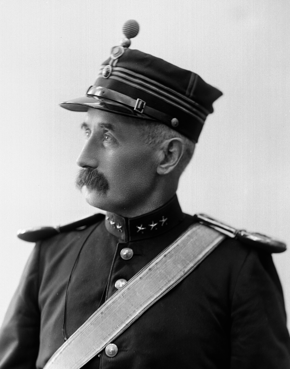 Gustav Borgen, Portrett, mann i uniform som kaptein. Kaptein Sølsnæs.
