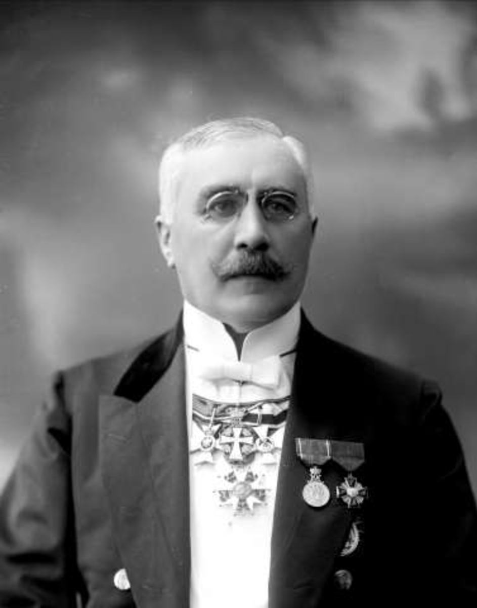 Gustav Borgen, Portrett, kammerherre Knagenhjelm med medaljer og ordensbånd.