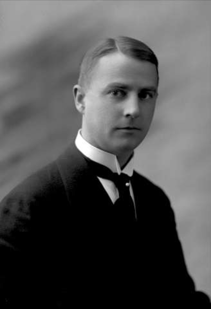 Gustav Borgen, Portrett, mann i dress. Disponent B. Rasmussen.