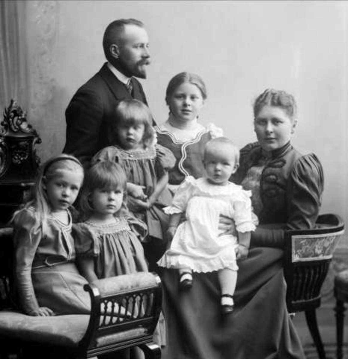 Gustav Borgen, Familiegruppe, forlagsbokhandler William Martin Nygaard (1865-1952) med ektefelle Constance Wiel Nygaard (1866-1931) med barna i aldersrekkefølge: Constance (f. 1890), Sigrun (f. 1892), Lizzie (f. 1895), Astri (f. 1897)og Mads (f. 1898).