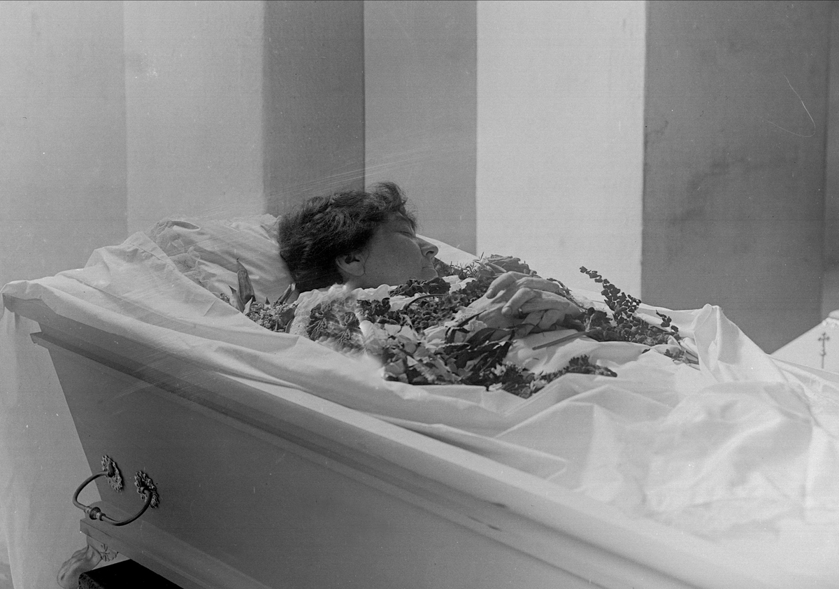 Gustav Borgen, Post mortem-fotografi. Kvinne i åpen kiste.