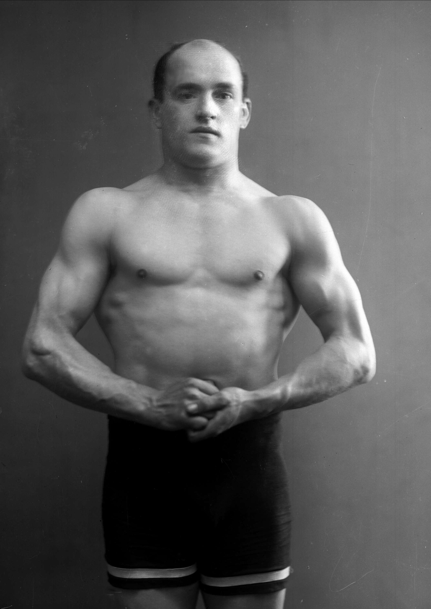 Gustav Borgen, Portrett, bryter i bar overkropp viser muskler. Skaarer. Idrætsforeningen Ørnulf.