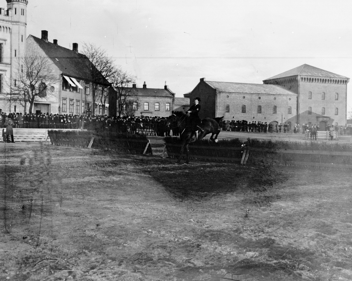 Gustav Borgen, Festningsplassen Akershus festning, Oslo. Militær rideoppvisning.