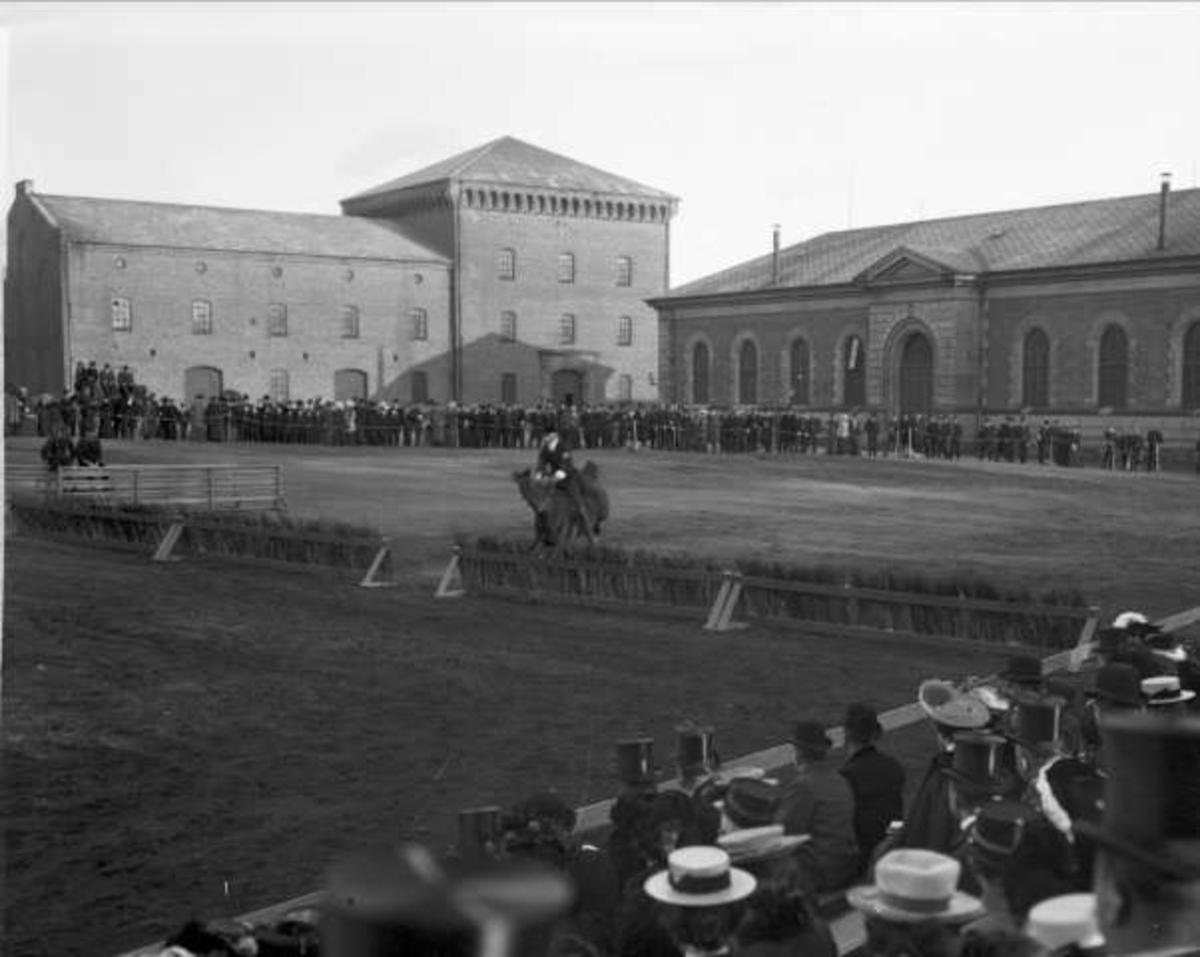 Gustav Borgen, Festningsplassen Akershus festning, Oslo. Militær rideoppvisning.