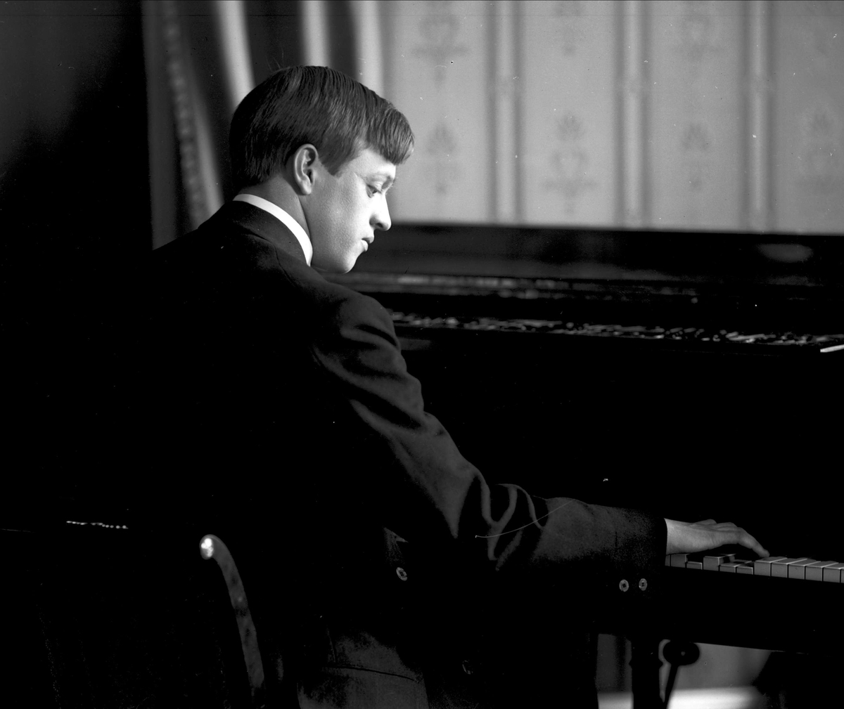 Gustav Borgen, Portrett, Nils Larsen ved flygelet.