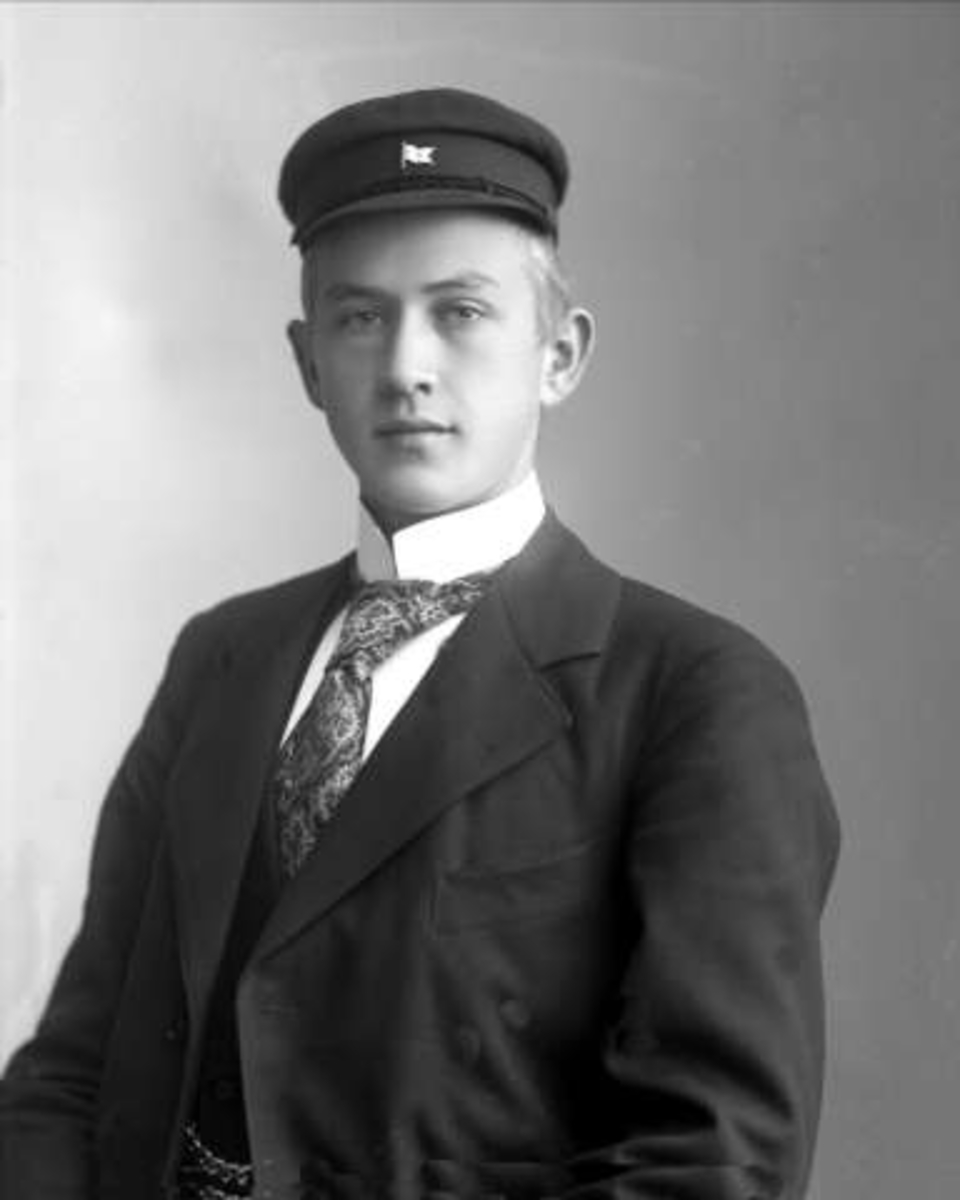 Gustav Borgen, Portrett, mann med studentlue. Erling Eriksen.