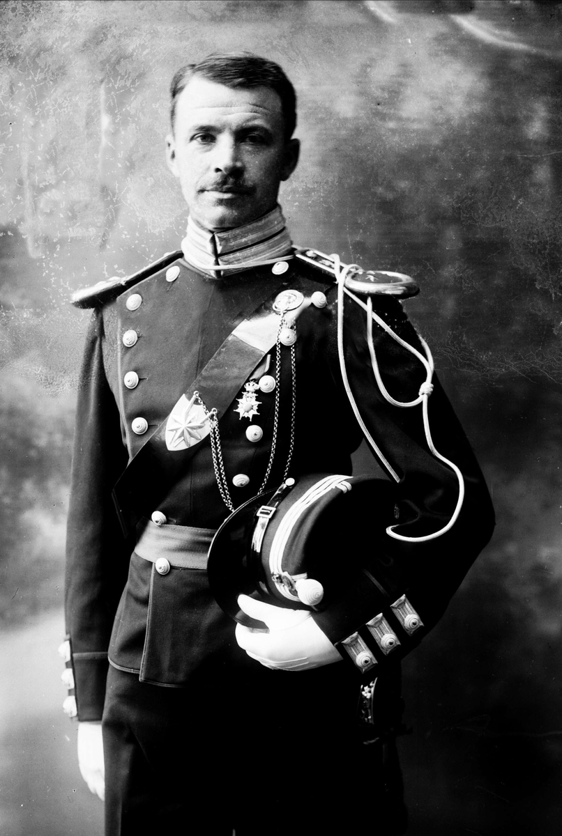 Gustav Borgen, Portrett, Christian August Gjertsen, født 1875, i uniform som rittmester ved kavaleriet som reglementert fra 1910.