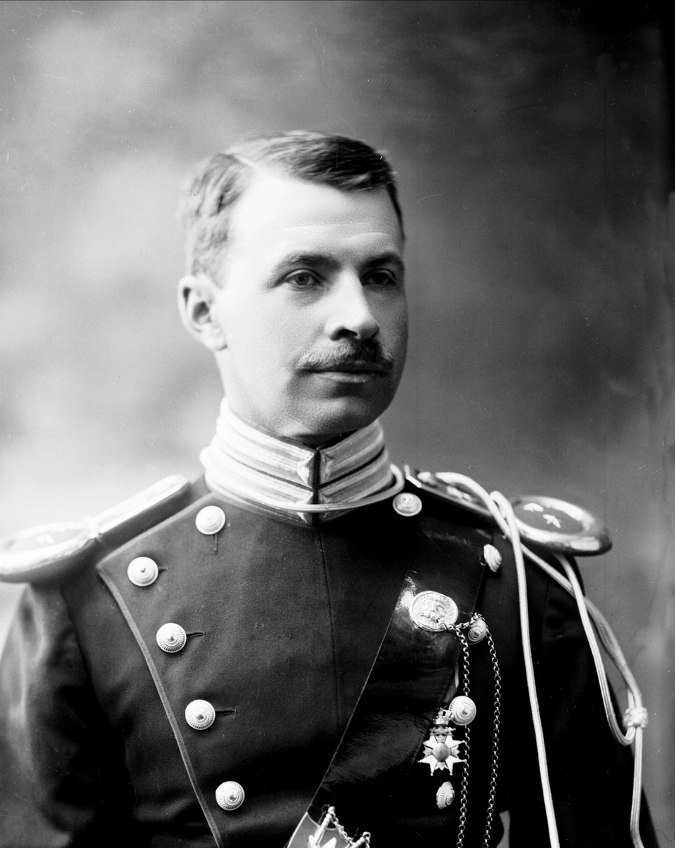 Gustav Borgen, Portrett, Christian August Gjertsen, født 1875, i uniform som rittmester ved kavaleriet som reglementert fra 1910.