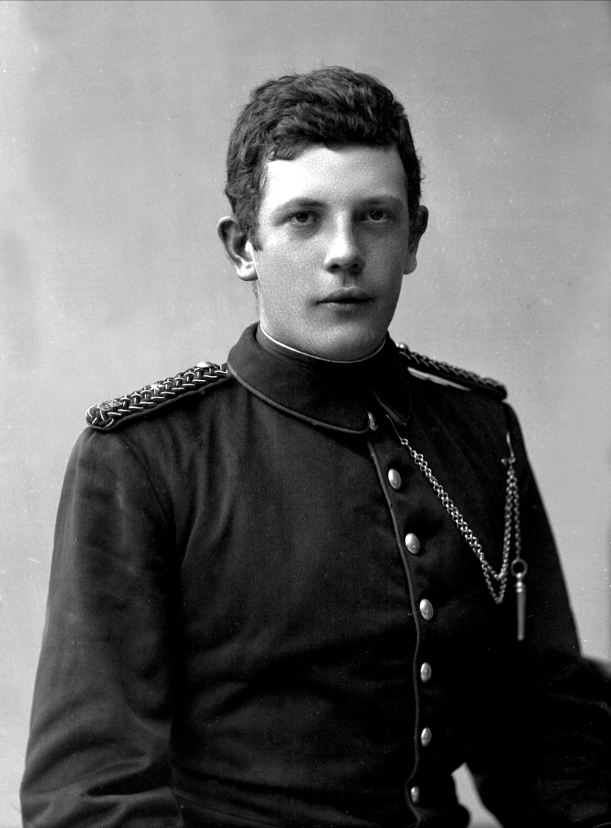 Gustav Borgen, Portrett, mann i kadettuniform.