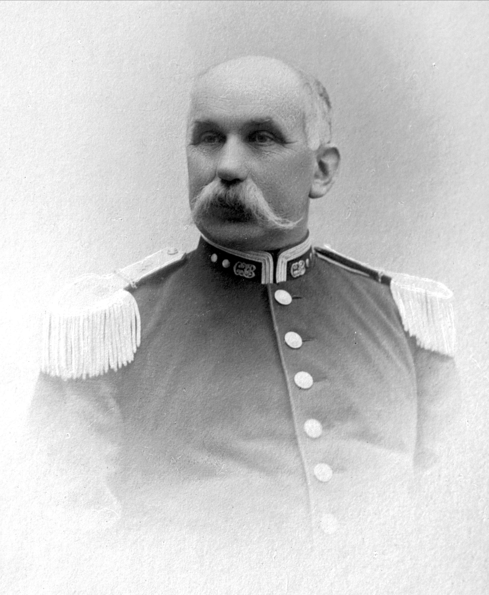 Gustav Borgen, Avfotografering. Portrett, oberstløytnant Bonnevie i uniform.