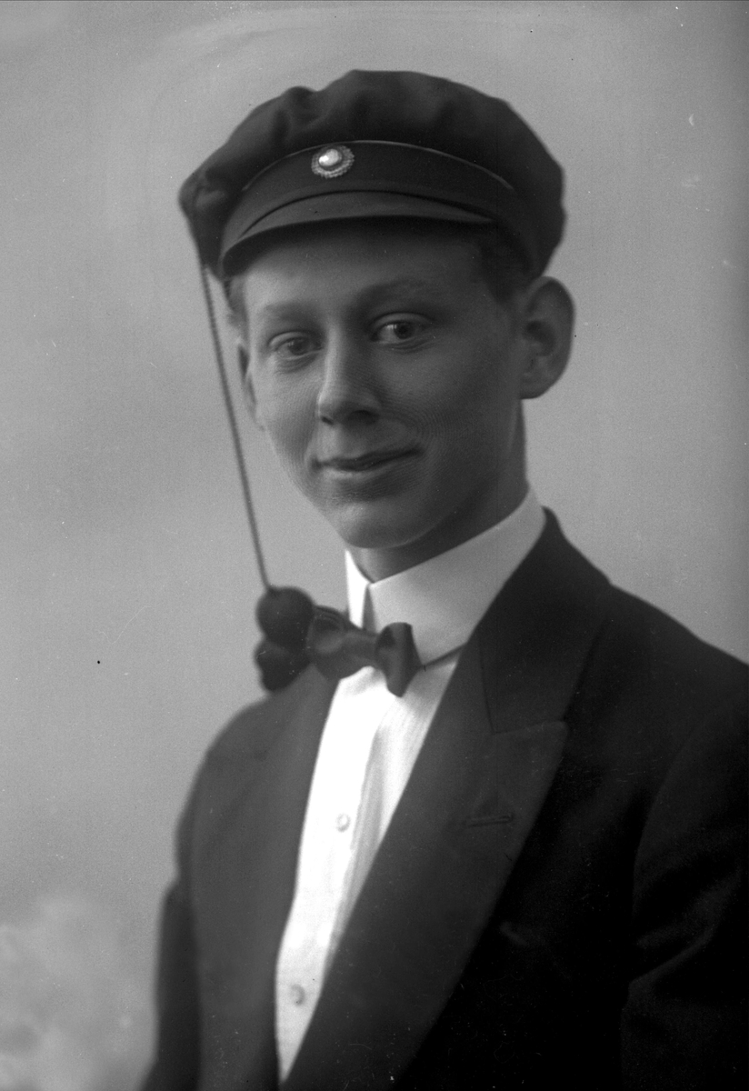 Gustav Borgen, Portrett, mann med studentlue. Student Alf Omsted.