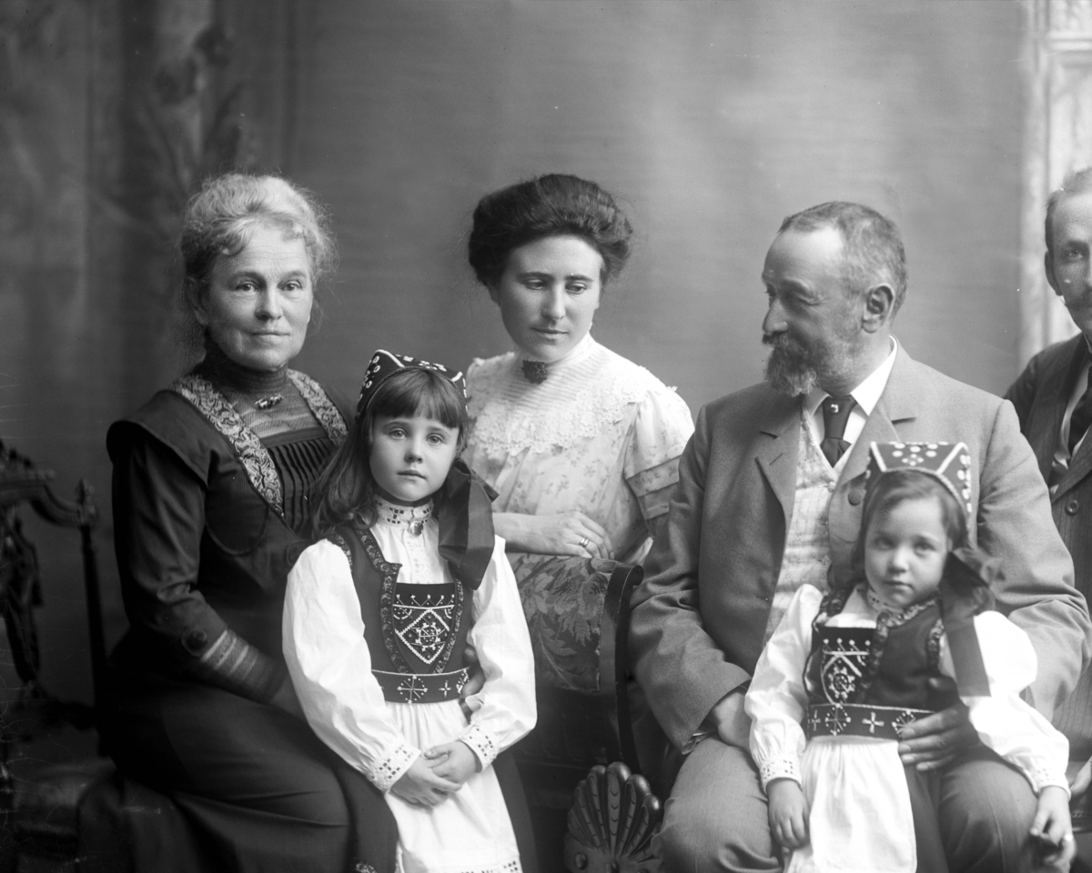 Gustav Borgen, Gruppeportrett, familiebilde. To småpiker i bunad.